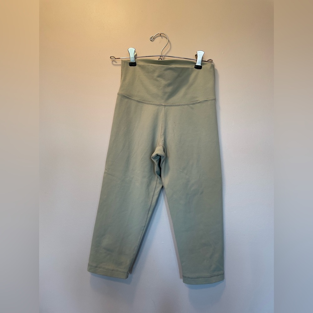Aritizia TNA green cropped leggings